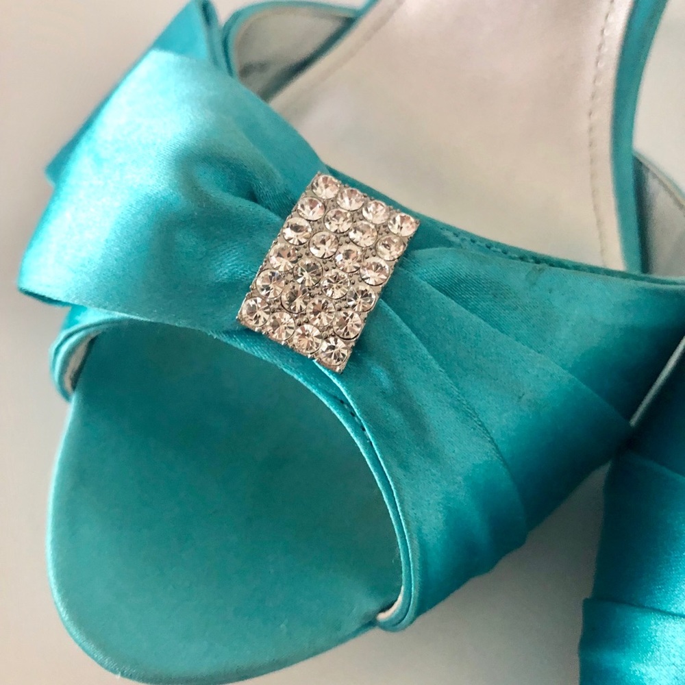 NWT Nina of New York Turquoise Satin heels.